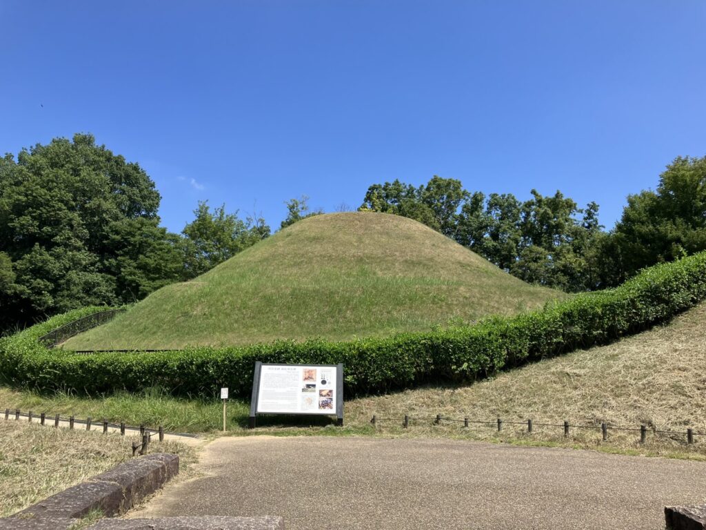 高松塚古墳の前