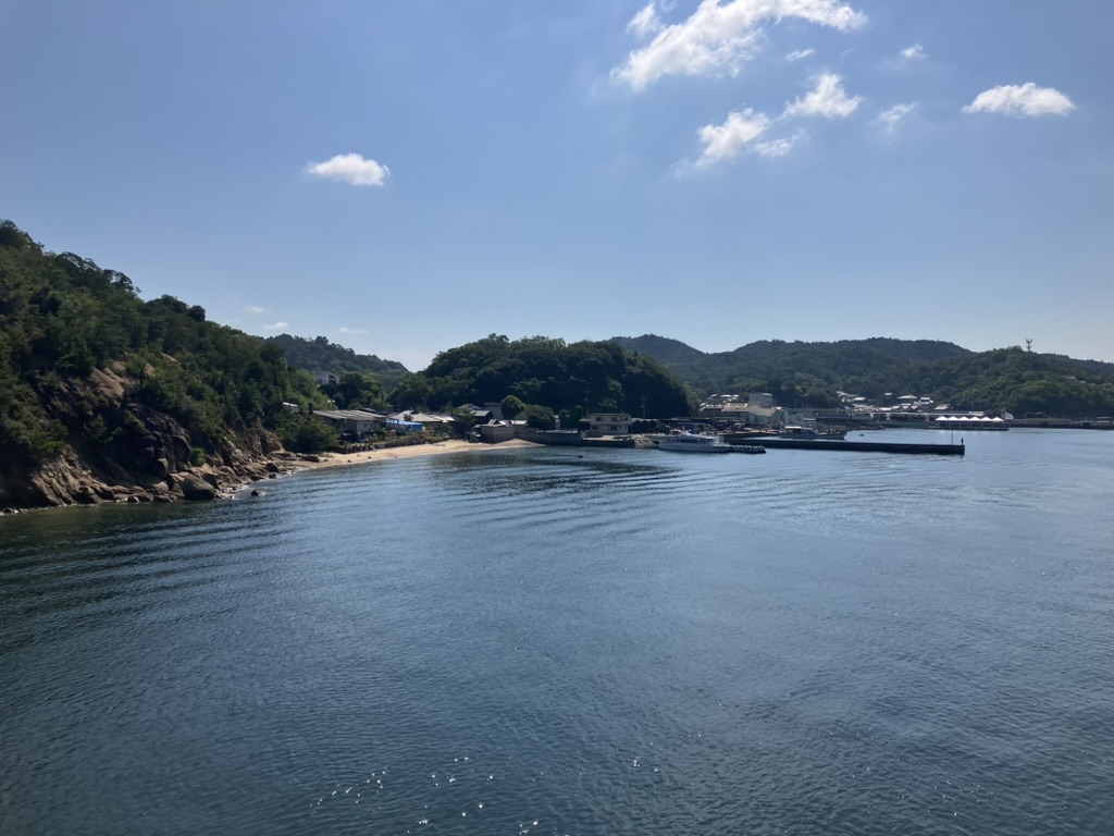 フェリーの上から見た宮浦港(直島)