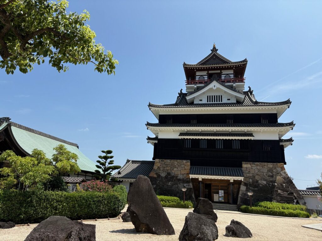清洲城の天守閣と枯山水庭園